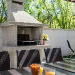 Dom wakacyjny House Veroniq With Pool And Jacuzzi Županje