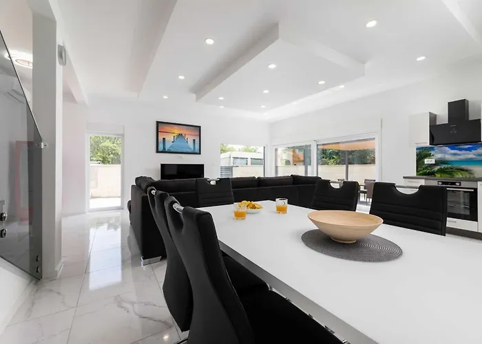 House Veroniq With Pool And Jacuzzi Holiday home *