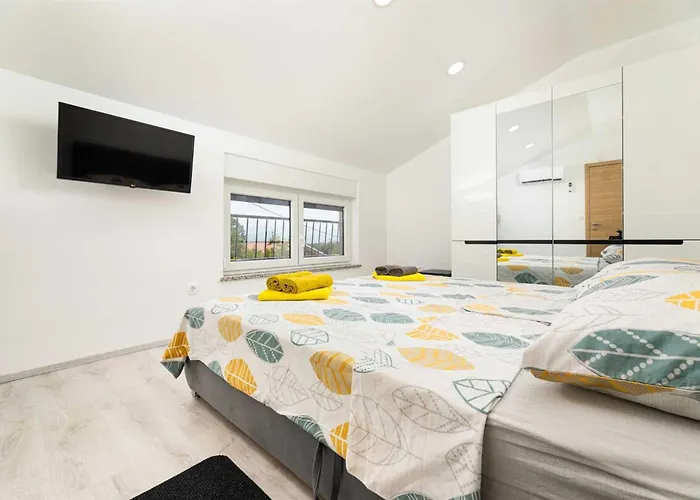 House Veroniq With Pool And Jacuzzi Holiday home