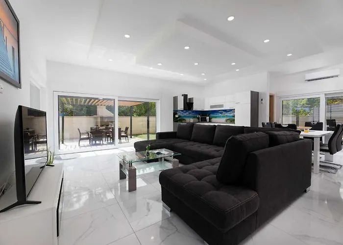 House Veroniq With Pool And Jacuzzi