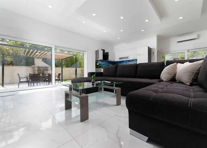 House Veroniq With Pool And Jacuzzi *