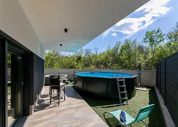 House Veroniq With Pool And Jacuzzi Holiday home Zupanje