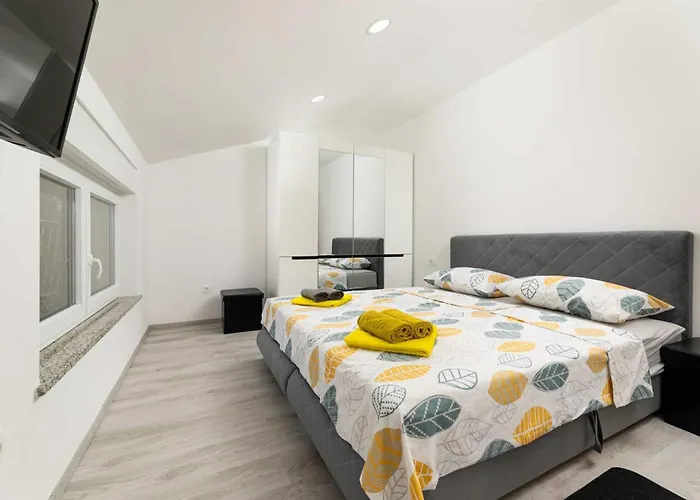 House Veroniq With Pool And Jacuzzi Zupanje
