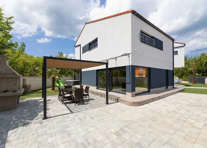House Veroniq With Pool And Jacuzzi Zupanje