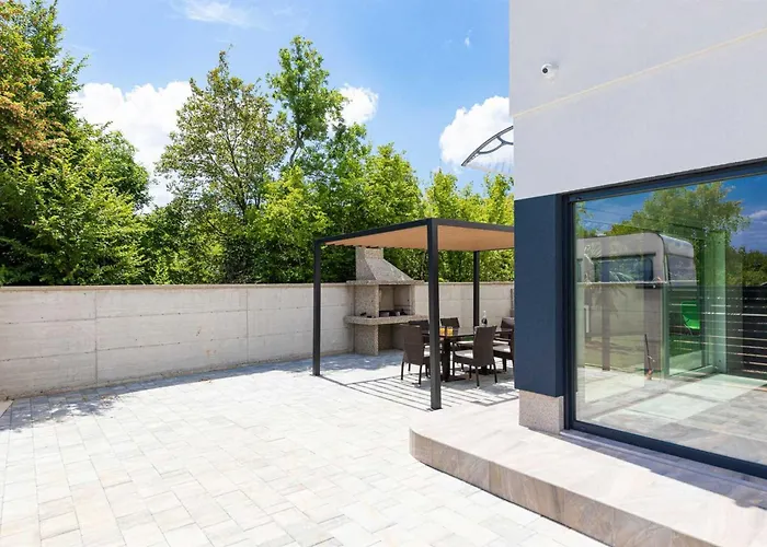 House Veroniq With Pool And Jacuzzi *