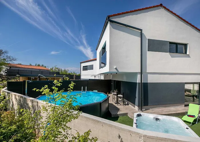 Holiday home House Veroniq With Pool And Jacuzzi *