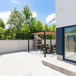 House Veroniq With Pool And Jacuzzi *