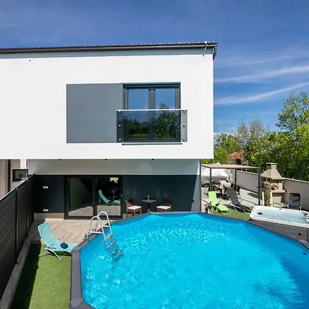 House Veroniq With Pool And Jacuzzi Zupanje