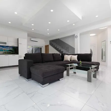 House Veroniq With Pool And Jacuzzi *