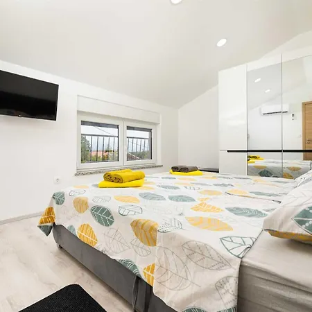 House Veroniq With Pool And Jacuzzi Ferienhaus
