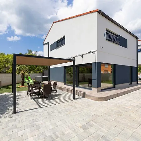 House Veroniq With Pool And Jacuzzi Zupanje