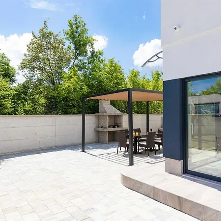 House Veroniq With Pool And Jacuzzi *