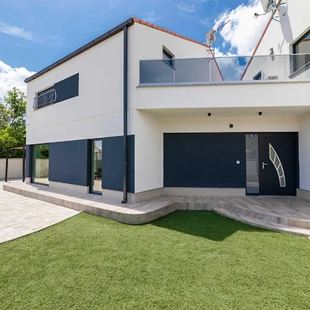 Дом отдыха House Veroniq With Pool And Jacuzzi *