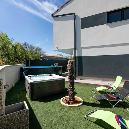 House Veroniq With Pool And Jacuzzi Ferienhaus *
