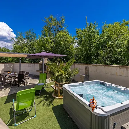 House Veroniq With Pool And Jacuzzi Дом отдыха Zupanje