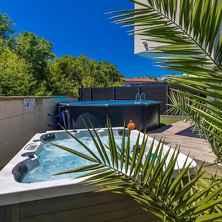 House Veroniq With Pool And Jacuzzi