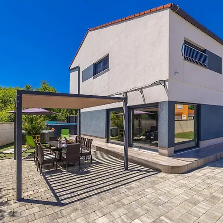 House Veroniq With Pool And Jacuzzi Županje