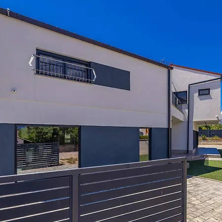 House Veroniq With Pool And Jacuzzi Vakantiehuis *