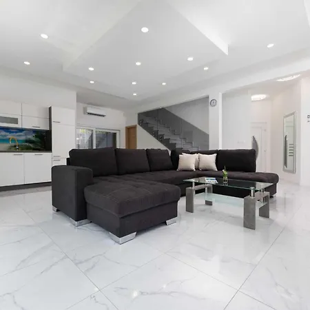 Vakantiehuis House Veroniq With Pool And Jacuzzi *