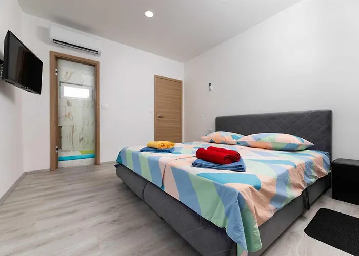House Veroniq With Pool And Jacuzzi 度假居 *
