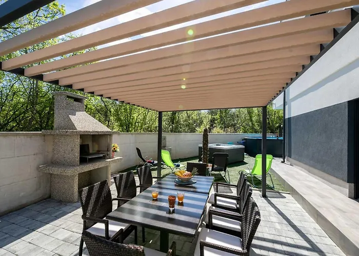 House Veroniq With Pool And Jacuzzi Županje