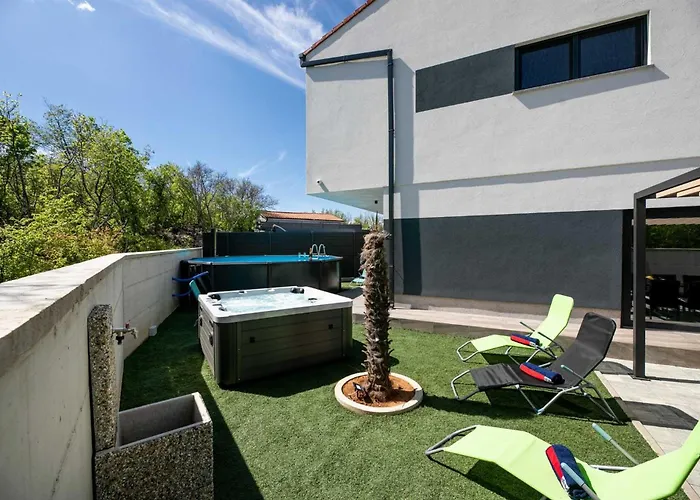 House Veroniq With Pool And Jacuzzi 度假居 *