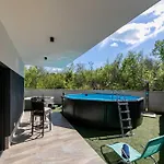 House Veroniq With Pool And Jacuzzi Дом отдыха Zupanje