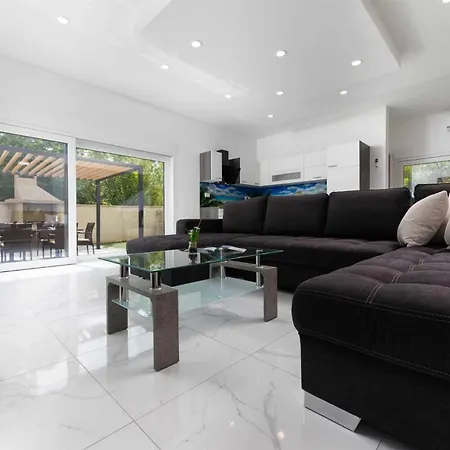 House Veroniq With Pool And Jacuzzi *